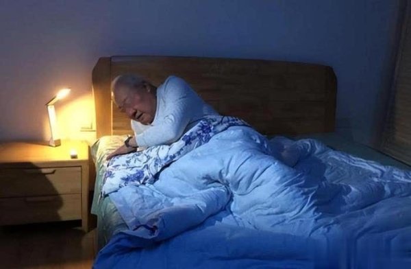 速盈策略 肾好不好睡觉见分晓！肾不好的人，晚上睡觉常有4个异常